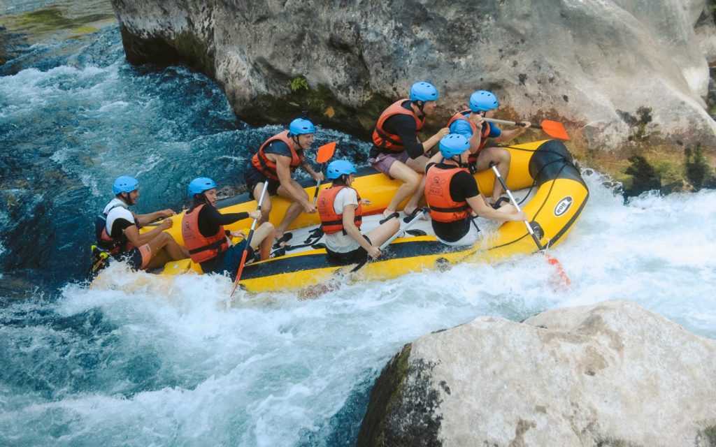 Wildwasser-Rafting auf dem Fluss Cetina in Kroatien