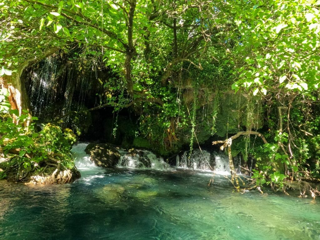 Kleine Wasserfälle am Fluss Cetina in Kroatien