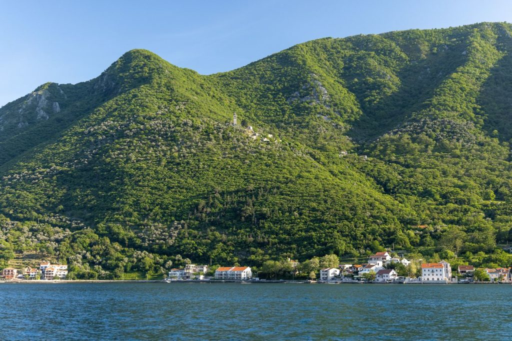 Grüne Berge an der Küste von Kotor