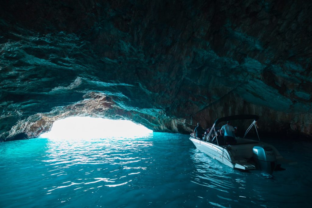 Blaue Meereshöhle in der Nähe von Kotor