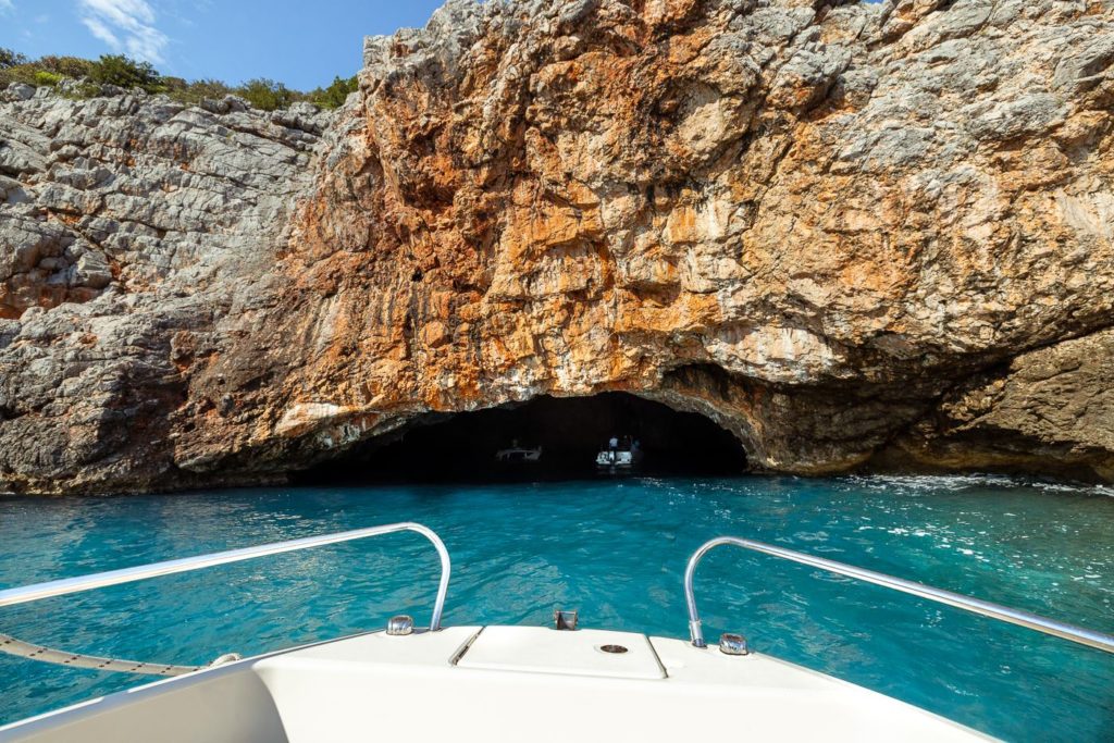 Boot, das die blaue Grotte in Montenegro betritt