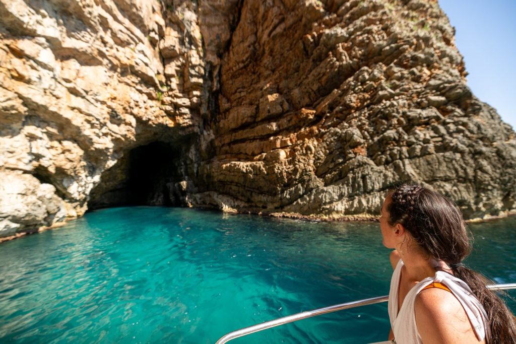Mädchen, das Meereshöhlen in Montenegro erkundet
