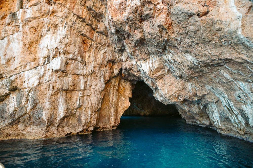 Meereshöhleneingang, Kotor, Montenegro