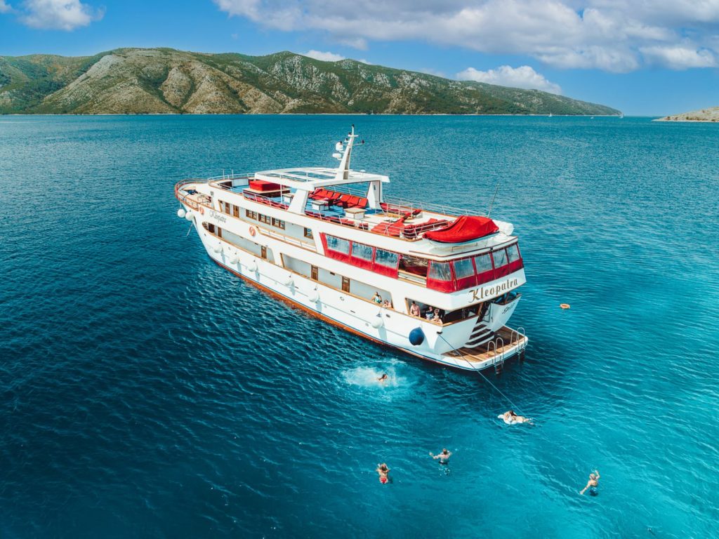 Kleines Schiff Kreuzfahrtschiff in Kroatien