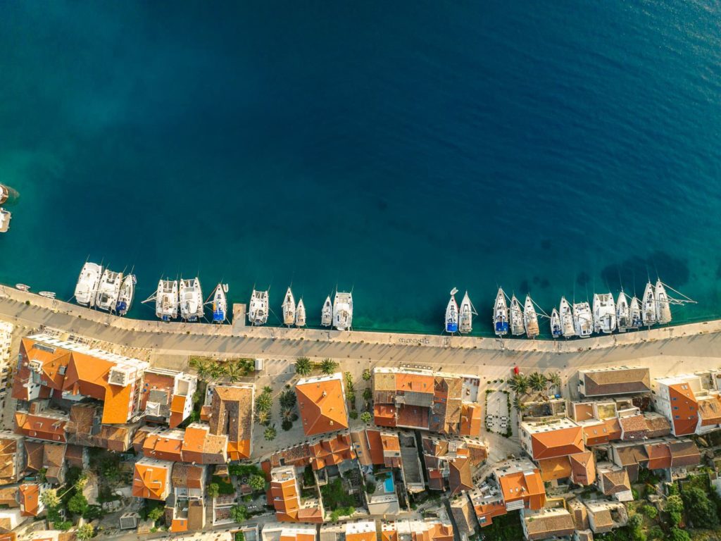 Luftaufnahme des Hafens von Vis, Kroatien