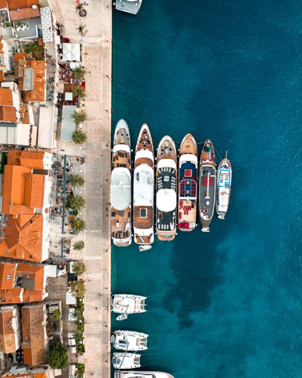 Kroatien Kreuzfahrtschiffe im Hafen von Hvar