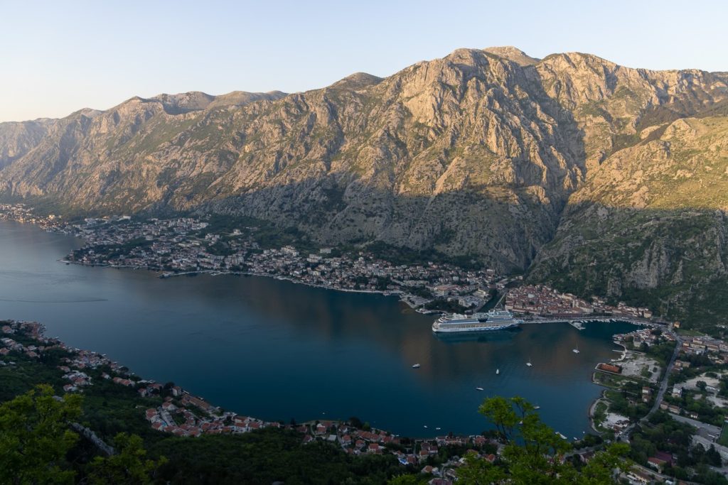 Blick auf die Bucht von Kotor vom Fort Vrmac Trail, Montenegro