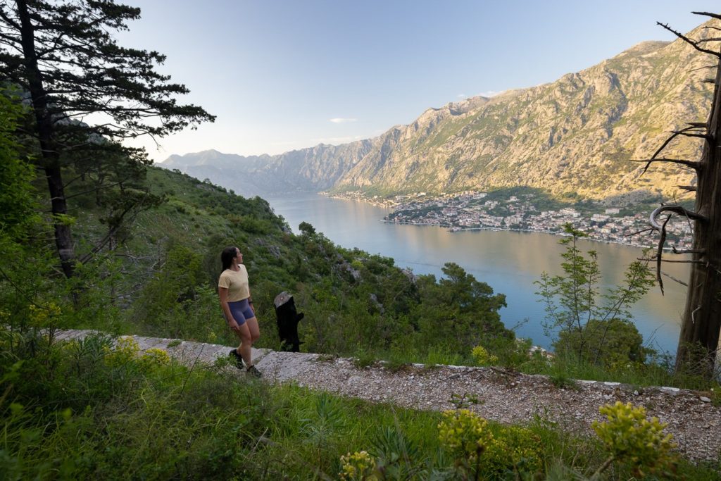 Mädchen wandern in Kotor, Montenegro