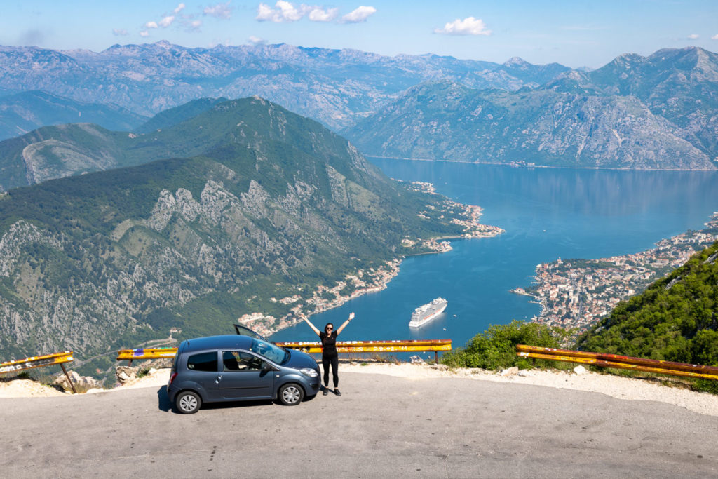 Mädchen mit einem Auto am Aussichtspunkt Kotor, Montenegro