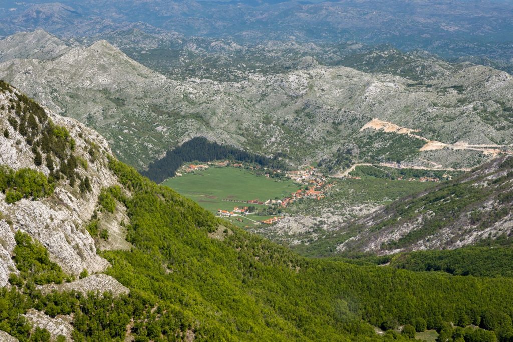 Blick auf das montenegrinische Dorf und die Berge