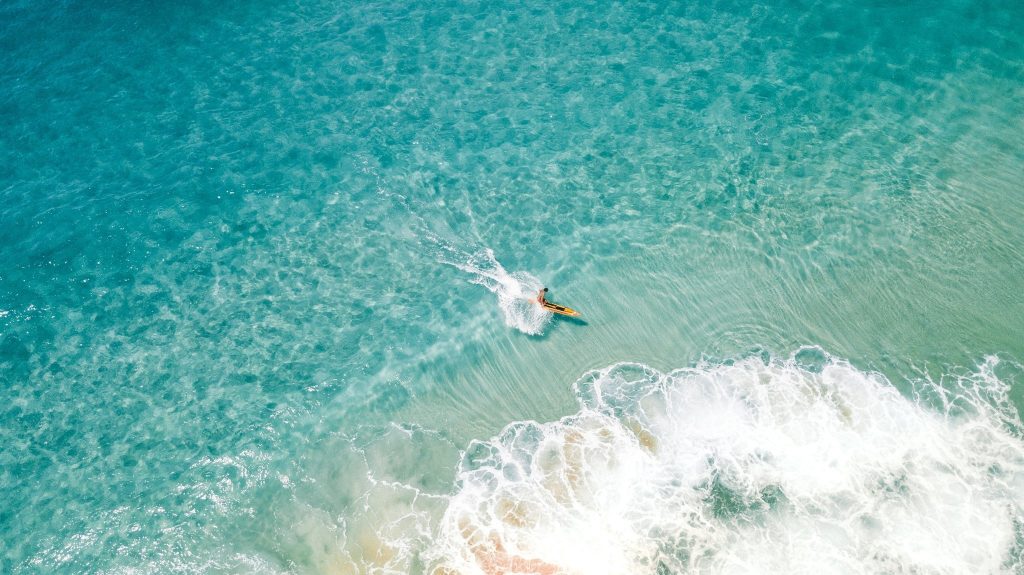 Surfer auf Stradbroke Island Drohnenfoto