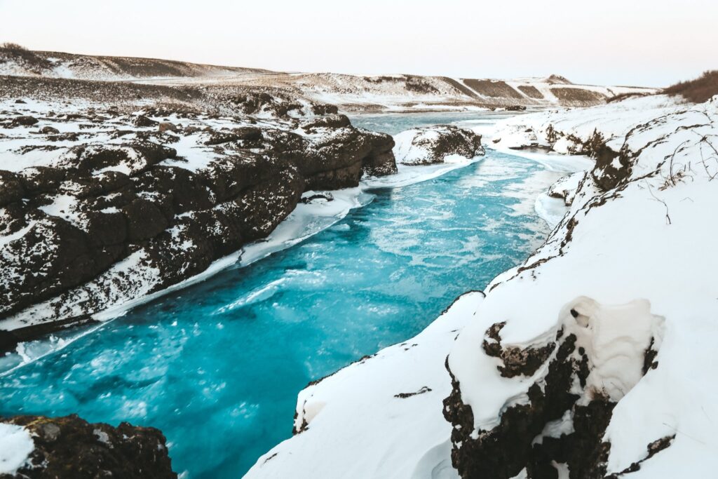 Fluss in Island mit kleinem Budget