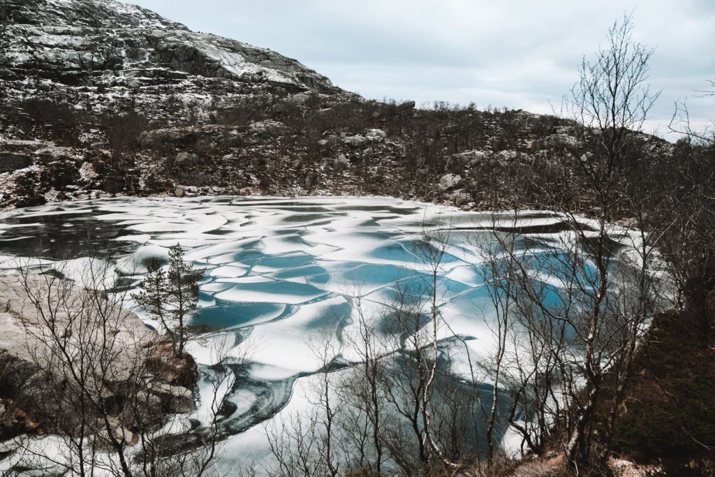 Eisige Seen auf den Bergen beim Wandern zum Preikestolen in Norwegen