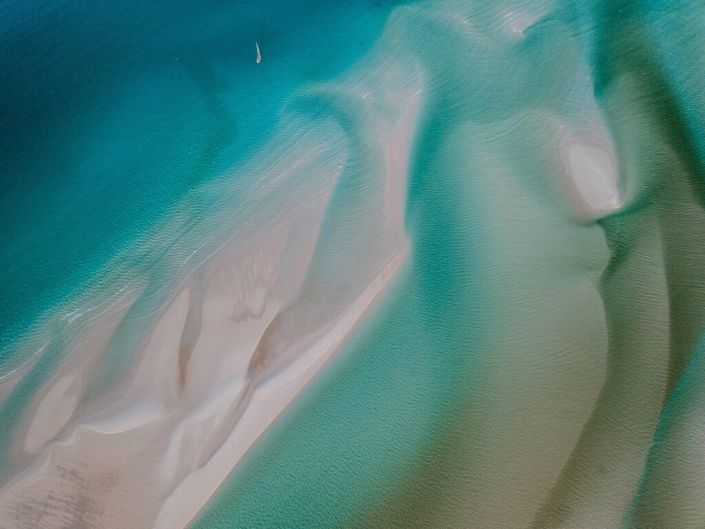 Luftfoto der Sandbank des Hügeleinlasses