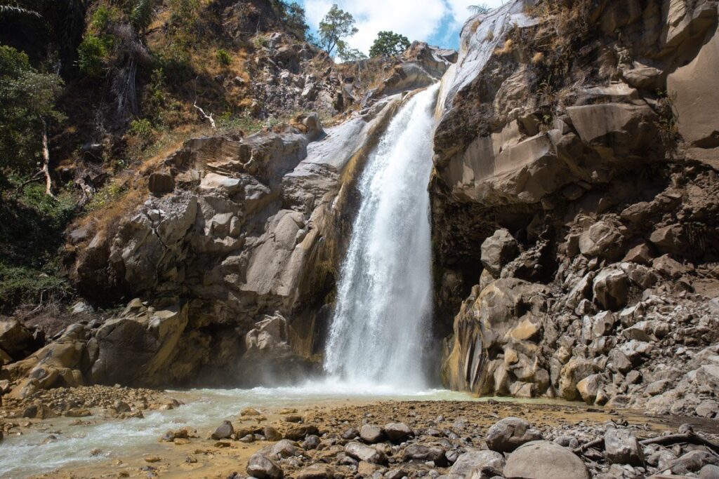 MANGKU SAKTI WASSERFALL IN DER NÄHE VON SEMBALUN, LOMBOK