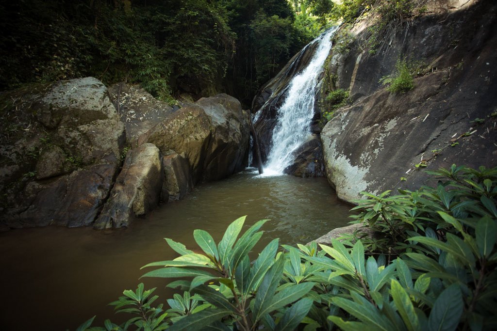 EBENE ZWEI WASSERFÄLLE MAE SAI IN CHIANG RAI