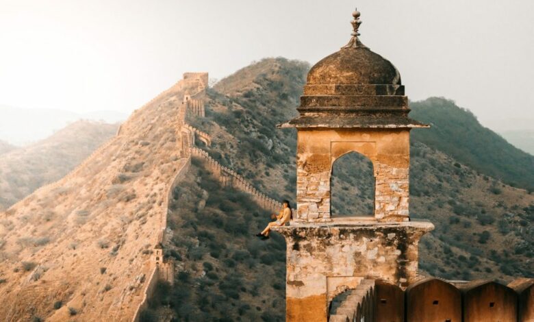 Erkundung der Jaipur-Mauer in der Nähe von Amer Fort, Rajasthan