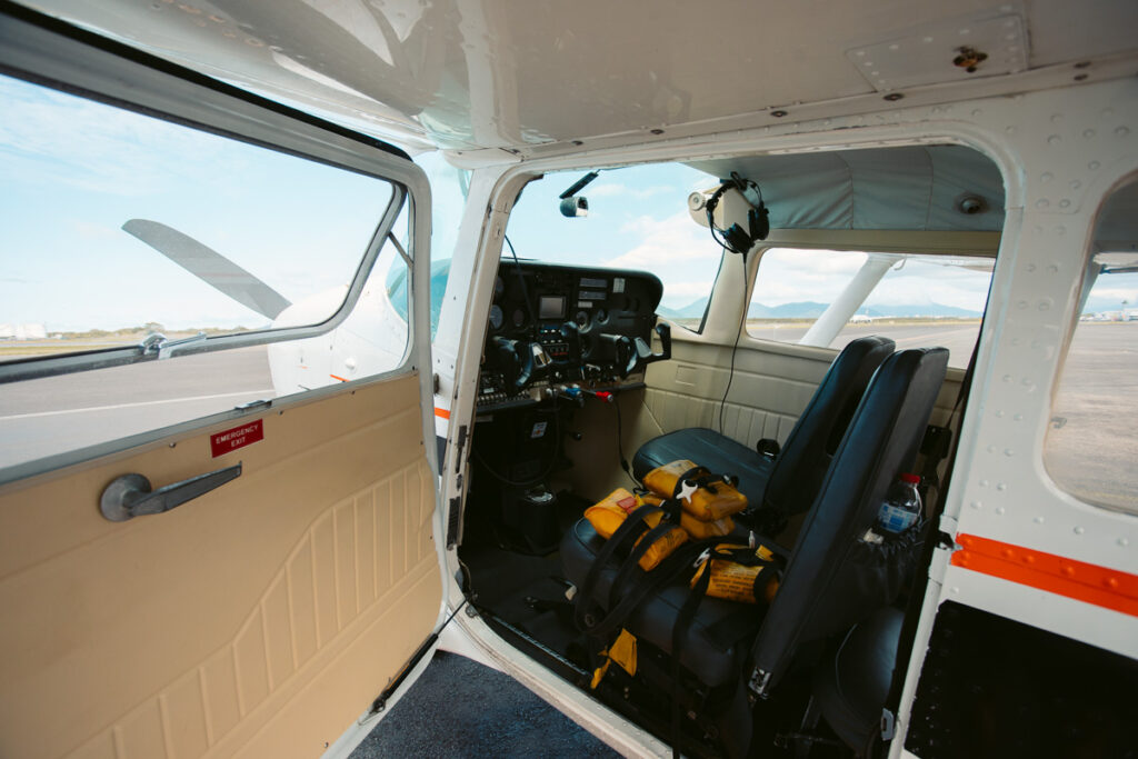 KLEINES SECHS-SITZER-RIFF-HOPPER-FLUGZEUG