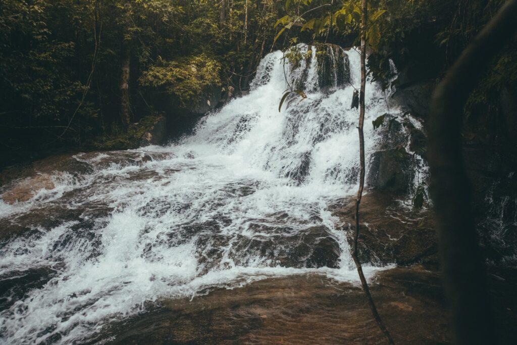 was man auf khao lak machen kann, ist der sai-rung-wasserfall