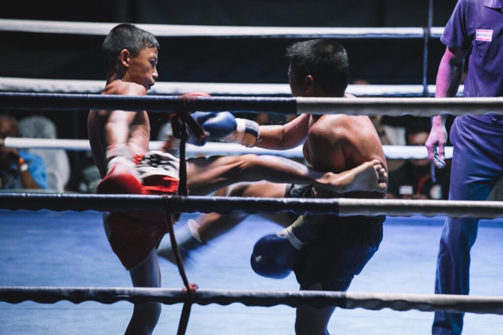 Kinder kämpfen im Khao-Lak-Stadion gegen Muay Thai
