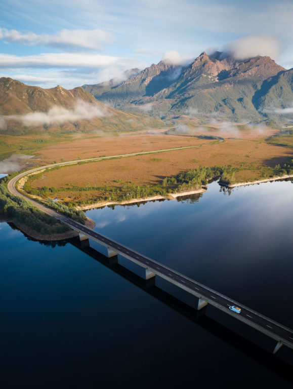 FAHREN EINES VAN AM TASMANISCHEN LAKE