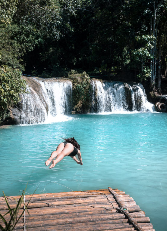 Schwimmen in blauen Pools auf den Philippinen