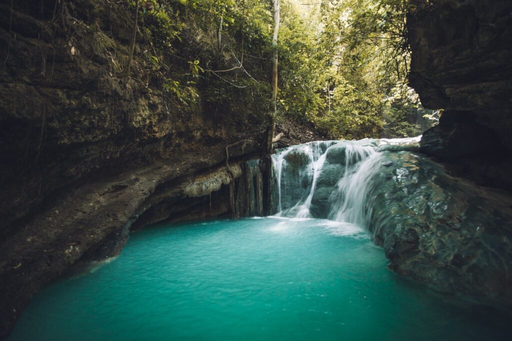 Schwimmen im aguiniden Wasserfall Level 2 