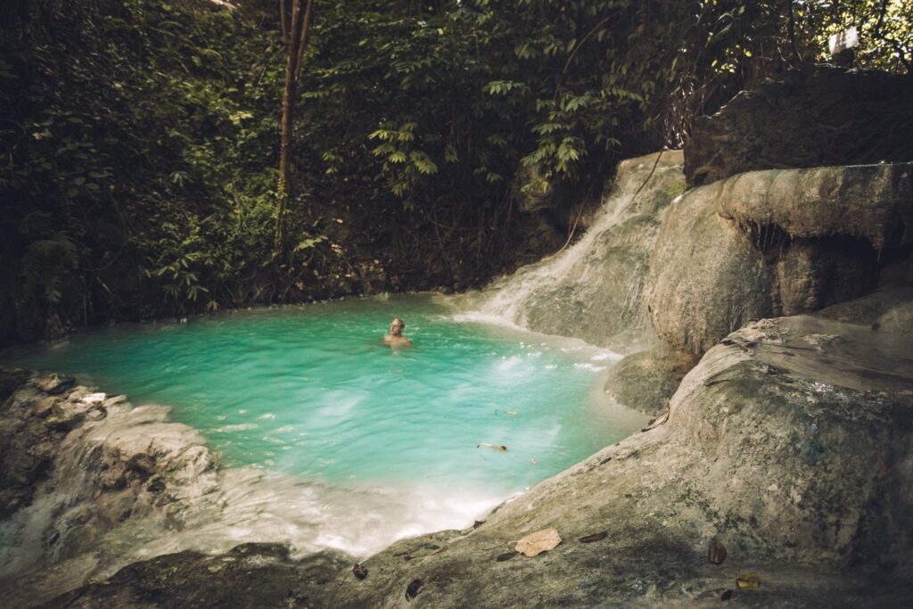 Schwimmen an den Aguinid-Wasserfällen in Cebu