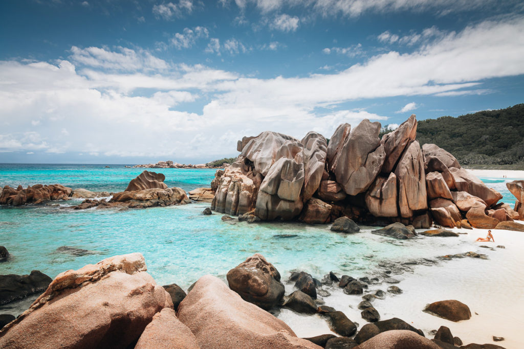 Swimmingpool aus Granitfelsen in Anse Cocos