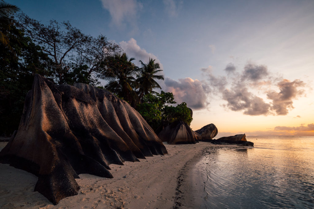Sonnenuntergang am Strand der Seychellen