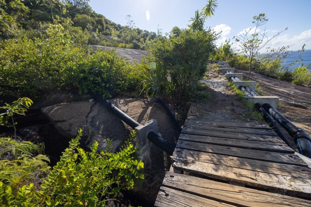 Wasserquelle neben der Brücke auf der Insel Mahé, Seychellen
