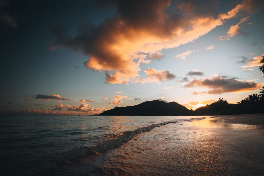 Sonnenaufgang am Strand, Insel Praslin, Seychellen