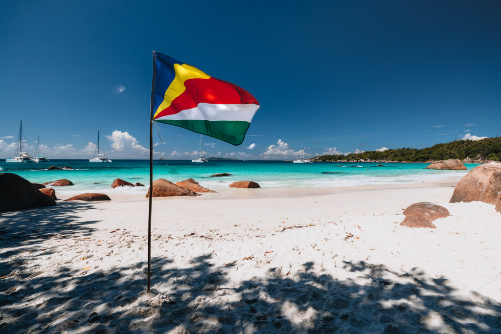 Flagge der Seychellen am Strand
