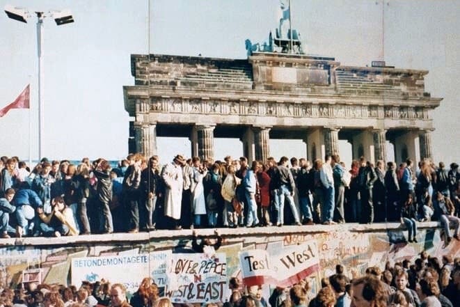 days-that-shook-the-world-berlin wall - 1