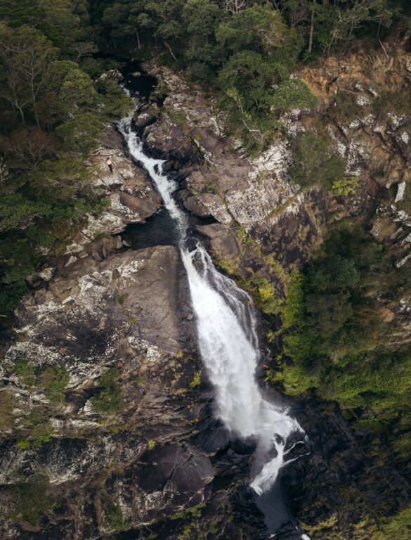 Cairns-Wasserfall-Drohnenfoto