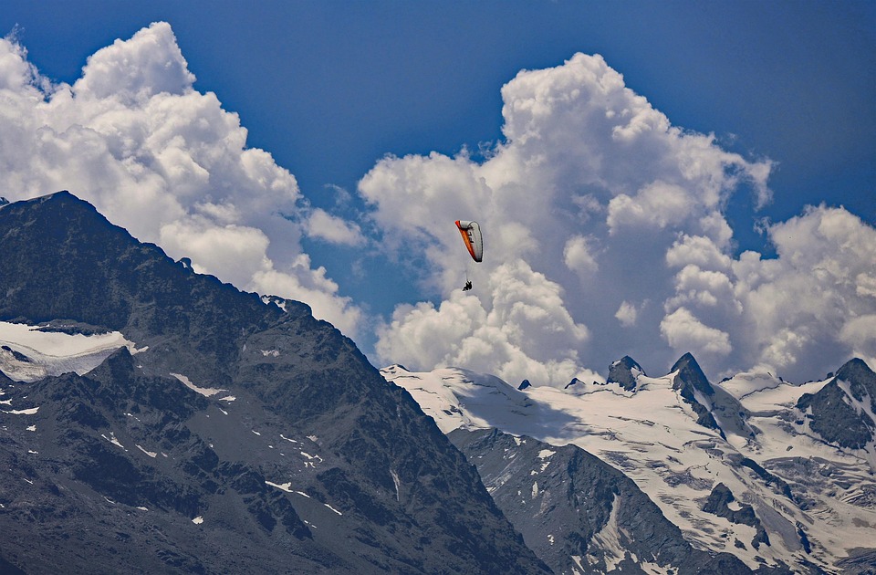 Alkoholisierter Fluggast schlägt Stewardess – Chaos in Birmingham!