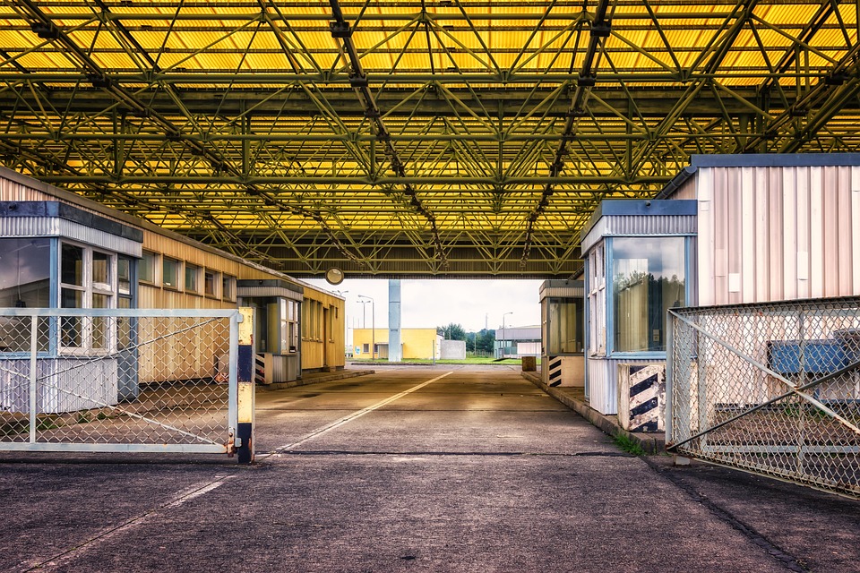 Grenzkontrollen führen zu Mega-Stau: Urlauber stecken fest!