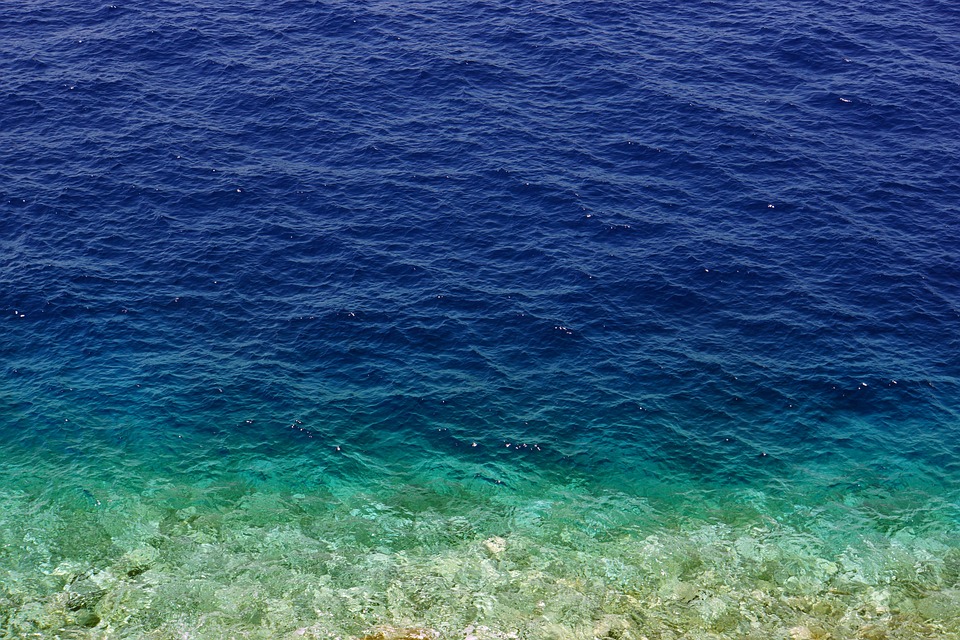 Hai-Sichtungen im Mittelmeer: Schwimmen mit Vorsicht geboten!