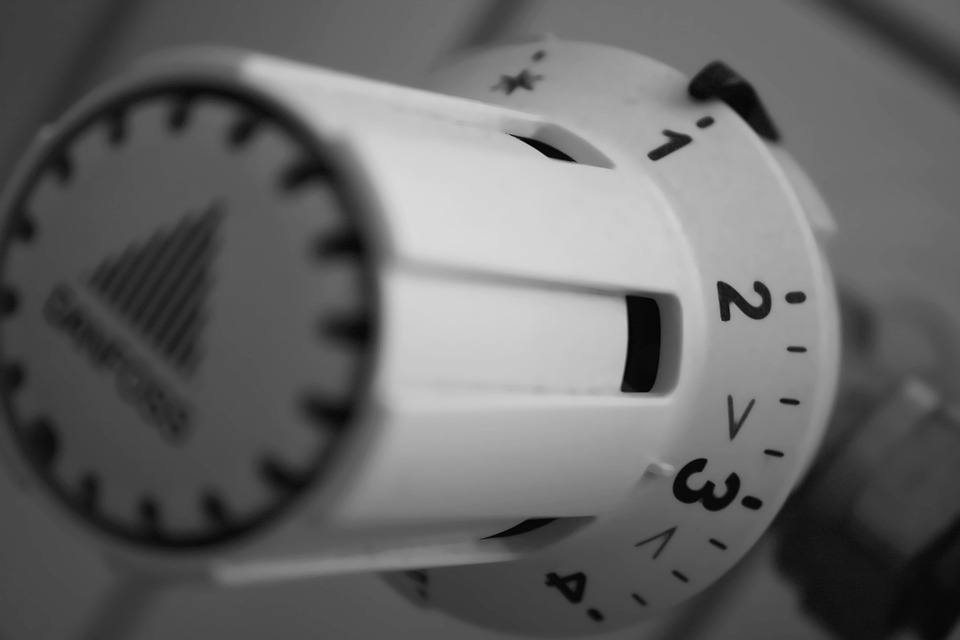 Sparen im Sommer: Fünf Tipps für günstiges Tanken und Laden im Urlaub