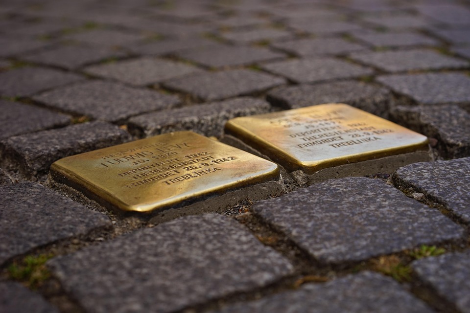 Traumreise mit Stolpersteinen: Zwei Frauen auf der Suche nach Freiheit