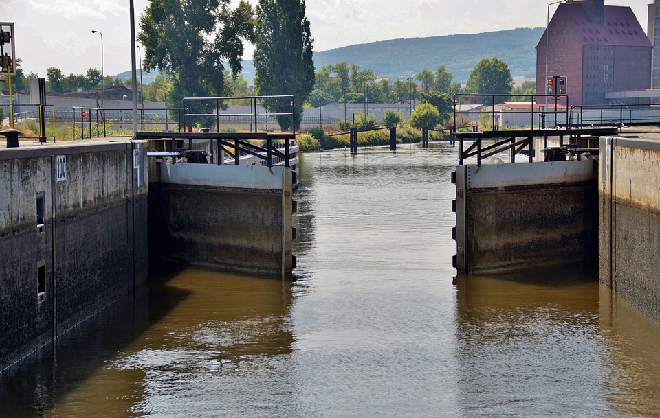 Entschädigung für Urlauber: Gericht stärkt Rechte bei Zugverspätungen!