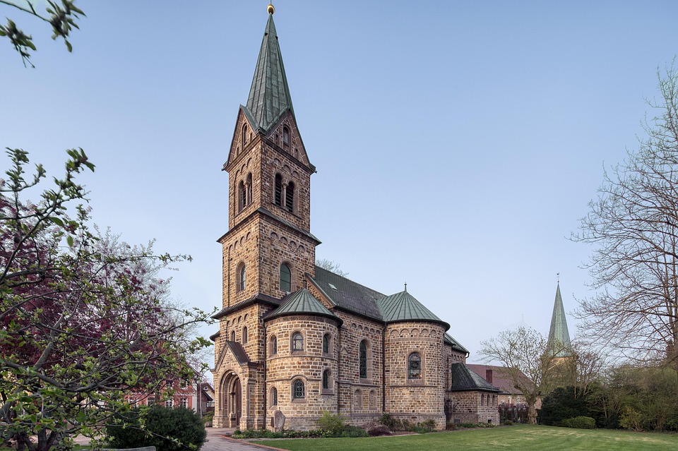 Deutschlands Reisefans sparen: 66% planen Urlaub trotz steigender Kosten!