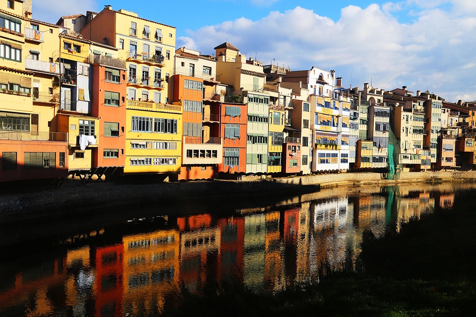 Girona: Ein kulinarisches Paradies mit Geschichte und Farbenpracht!